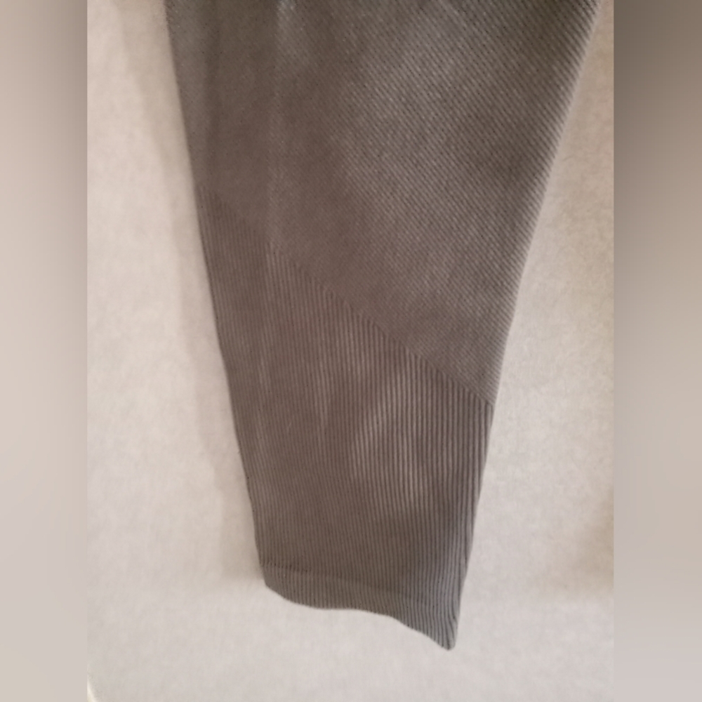 7/8 Length High Rise Leggings - Picture 4 of 5